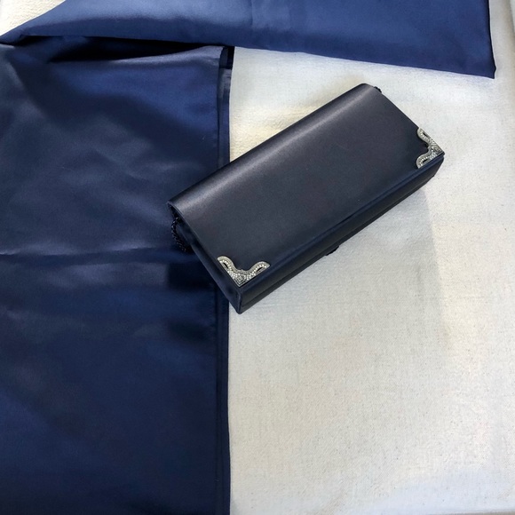 Elegant Silk Handbag & Shaw - Picture 2 of 6